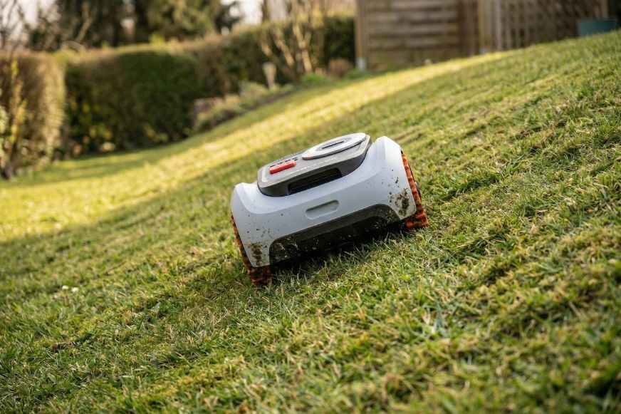 Der Navimow i210 LiDAR Pro fährt eine steile Steigung und mäht problemlos den Rasen.